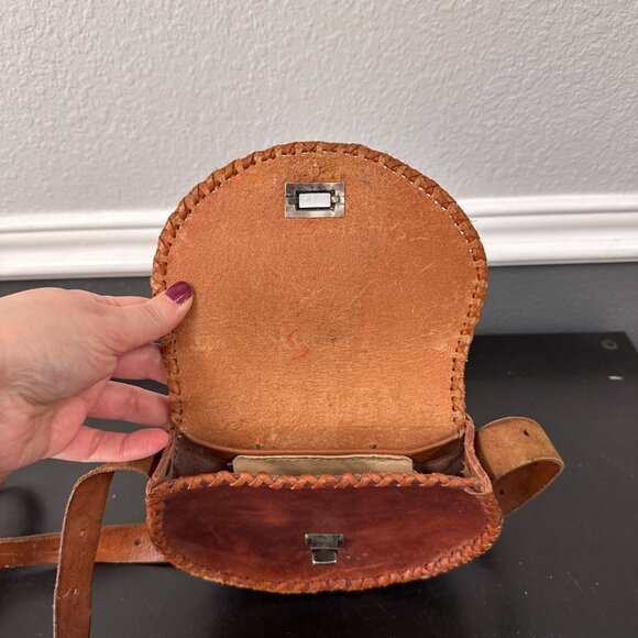 Vtg 70s Mini Tooled Leather Cross Body Bag Purse Hippie Boho Brown Turnlock - Picture 3 of 7